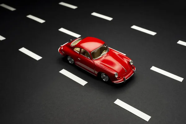 Porsche Carrera 'nın üst ve ön görüntüsü. Mavili bir oyuncak araba. — Stok fotoğraf