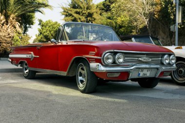 1960 model kırmızı bir Chevrolet Impala 'nın ön görüntüsü.