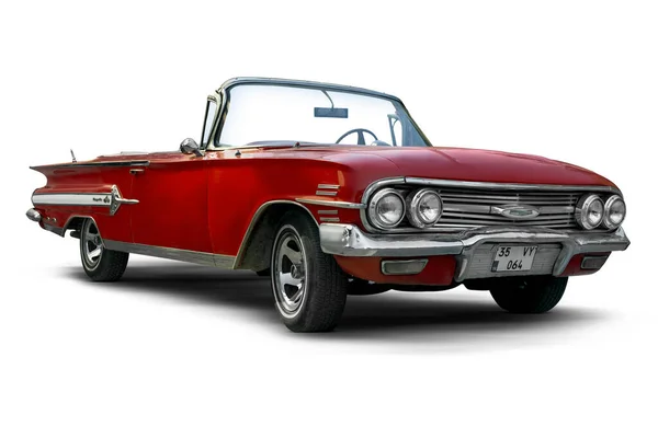 Elülső nézet egy piros színű 1960-as Chevrolet Impala. — Stock Fotó
