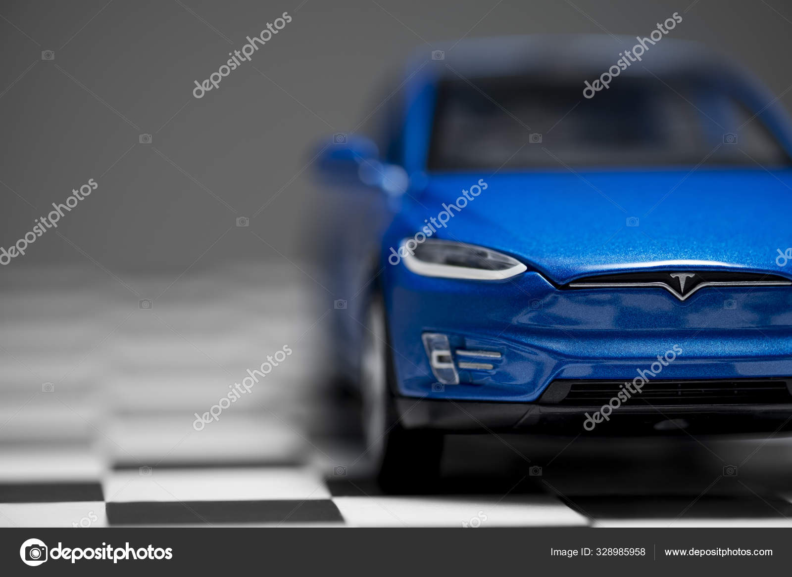 Vue de face d'une voiture jouet Tesla Model x 90D bleue sur un chèque —  Photo éditoriale © casarda #328985958