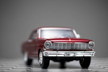 1960 model kırmızı Chevrolet Nova model bir arabanın ön görüntüsü..