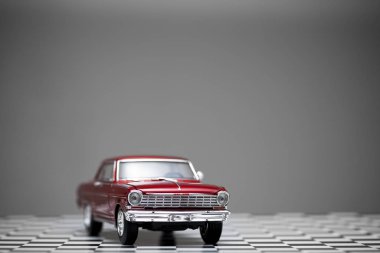 1960 model kırmızı Chevrolet Nova model bir arabanın ön görüntüsü..