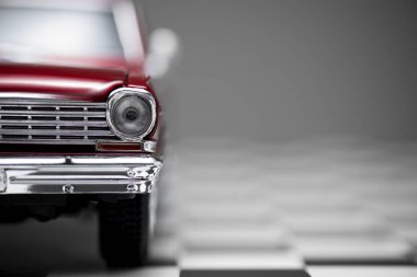 1960 model kırmızı Chevrolet Nova model bir arabanın ön görüntüsü..