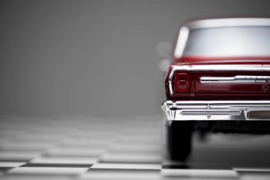 1960 model kırmızı Chevrolet Nova model bir arabanın arka görüntüsü.