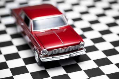 1960 model kırmızı renkli bir Chevrolet Nova 'nın üst cephe görüntüsü 