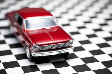 1960 model kırmızı renkli bir Chevrolet Nova 'nın üst cephe görüntüsü 