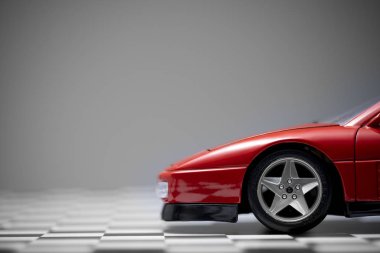 Kırmızı oyuncak Ferrari 348tb spor arabanın ön tarafı.