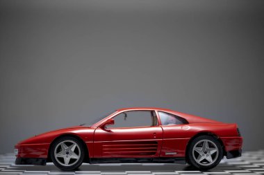 Kırmızı oyuncak Ferrari 348tb spor arabanın yan görüntüsü. Ürünü kapatın.