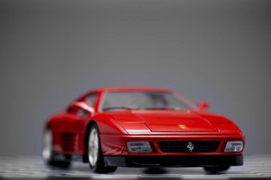 Kırmızı oyuncak Ferrari 348tb spor araba Bir cheq üzerinde çekim ürün yakın