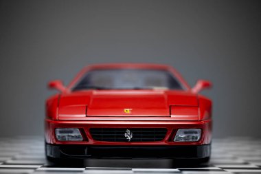 Kırmızı oyuncak Ferrari 348tb spor araba Bir cheq üzerinde çekim ürün yakın