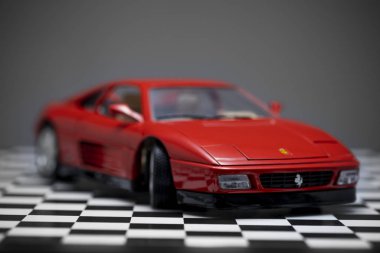 Kırmızı oyuncak Ferrari 348tb spor araba Bir cheq üzerinde çekim ürün yakın