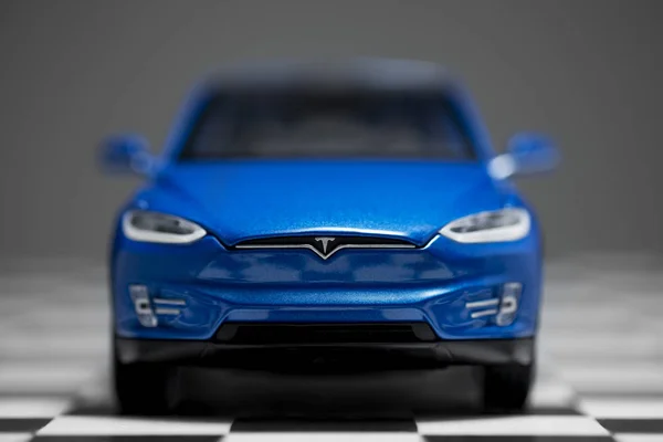 Vista frontale di un modello di Tesla blu x 90D giocattolo auto su un assegno — Foto Stock