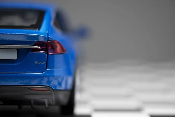 Rückansicht eines blauen Tesla Model x 90d Spielzeugmodellautos auf einem Scheck — Stockfoto