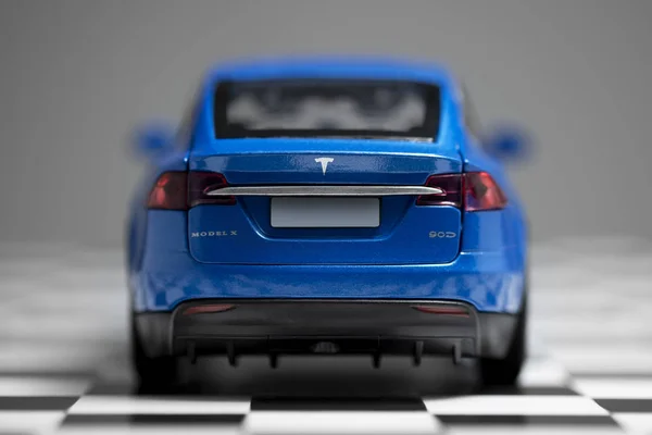 Vue latérale d'une Tesla Model x 90D bleu modèle de voiture jouet sur un  chèque — Photo éditoriale © casarda #328985834