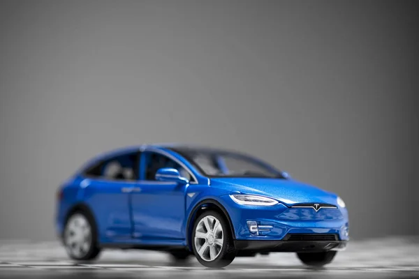 Vue de face d'une voiture jouet Tesla Model x 90D bleue sur un chèque — Photo