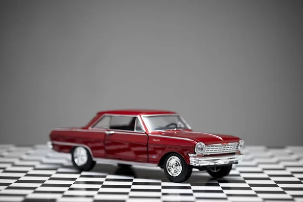 Боковой вид автомобиля Chevrolet Nova 1960 года красного цвета . — стоковое фото