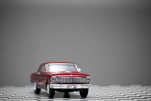 Vue de face d'une Chevrolet Nova 1960 rouge modèle de voiture jouet . — Photo