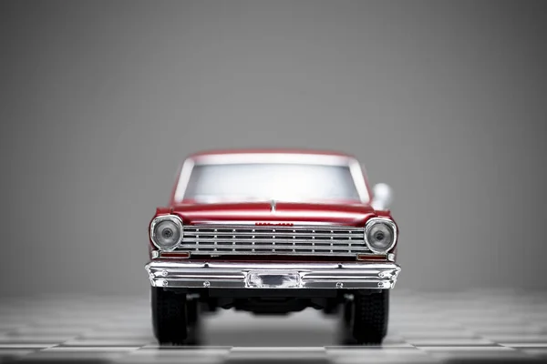 Widok z przodu czerwony kolorowy 1960 Chevrolet Nova zabawki model samochodu. — Zdjęcie stockowe
