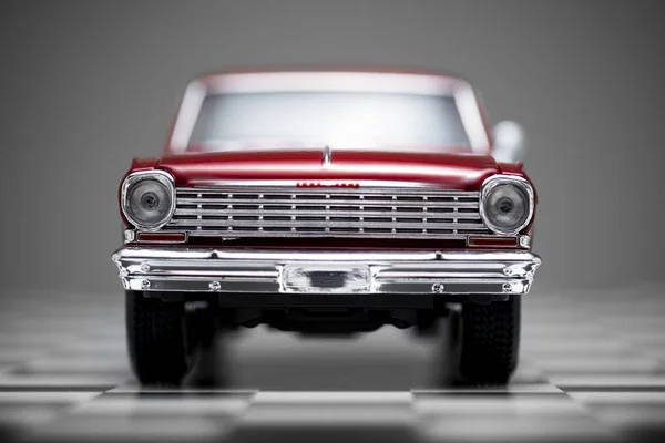 Vue de face d'une Chevrolet Nova 1960 rouge modèle de voiture jouet . — Photo