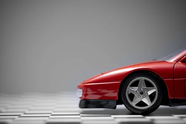 Seitenansicht eines roten Spielzeugferrari 348tb Sportwagens aus nächster Nähe — Stockfoto