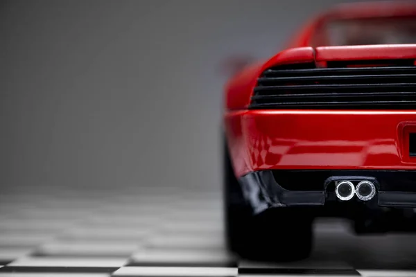 Вид сзади Красная игрушка Ferrari 348TB спортивный автомобиль крупным планом продукта — стоковое фото