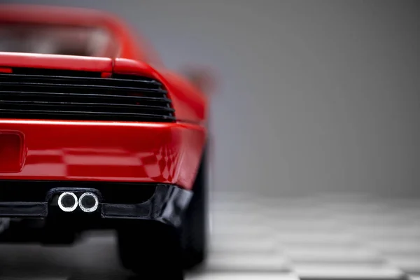 Вид сзади Красная игрушка Ferrari 348TB спортивный автомобиль крупным планом продукта — стоковое фото