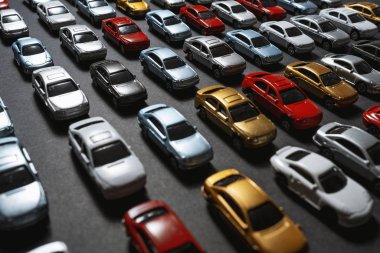 Siyah arka planda park edilmiş oyuncak arabalar. Otopark gibi..