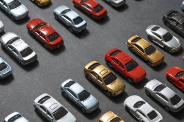 Siyah arka planda park edilmiş oyuncak arabalar. Otopark gibi..