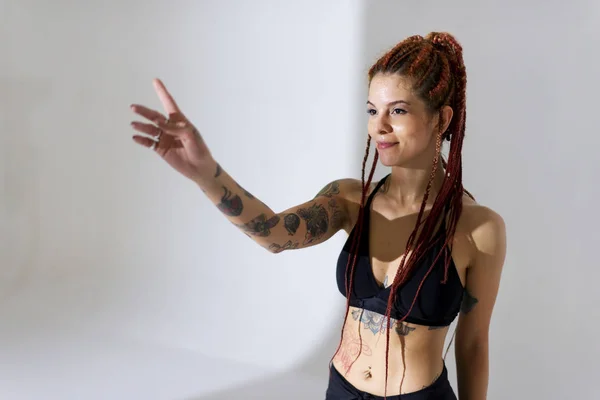 Black dressed and braided hair woman with tattoos dancing on a w — Stock Photo, Image