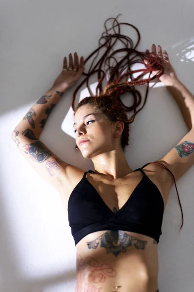 Retrato de una mujer blanca caucásica con vestido negro, tatuajes y — Foto de Stock