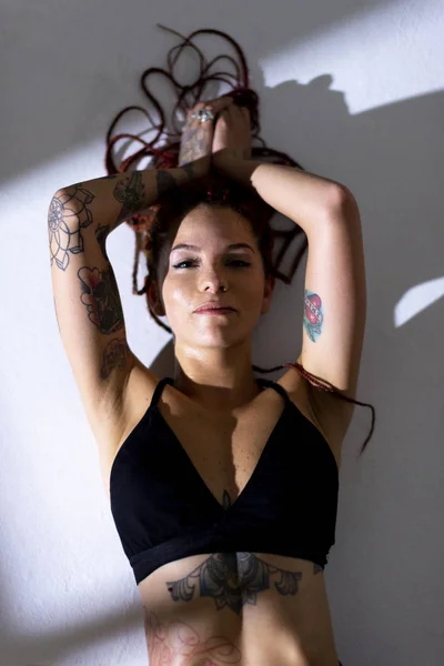 Portrait of a caucasian white woman with black dress, tattoos an — Stock Photo, Image