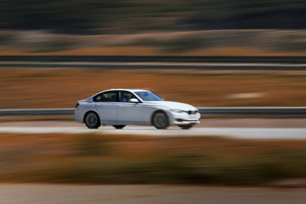 BMW couleur blanche prise de vue avec pan technique avec flou de mouvement . — Photo