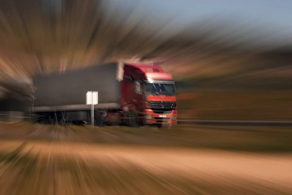 Rood gekleurde truck geschoten met pan technic zoals te hard rijden op de roa — Stockfoto