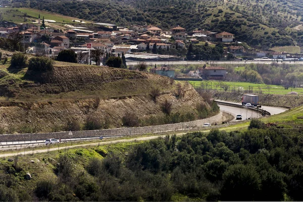 Manisa Kulad 'da tasarım elemanı olarak bazı araba arka planına sahip yol