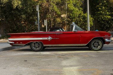 1960 model kırmızı bir Chevrolet Impala 'nın sağ görüşü.