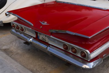 1960 model kırmızı bir Chevrolet Impala 'nın arka görüntüsü.