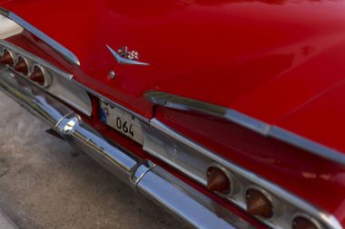 1960 model kırmızı bir Chevrolet Impala 'nın arka görüntüsü.