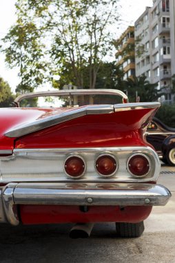 1960 model kırmızı bir Chevrolet Impala 'nın arka görüntüsü.