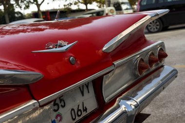 1960 model kırmızı bir Chevrolet Impala 'nın arka görüntüsü.