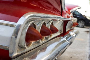 1960 model kırmızı bir Chevrolet Impala 'nın arka görüntüsü.