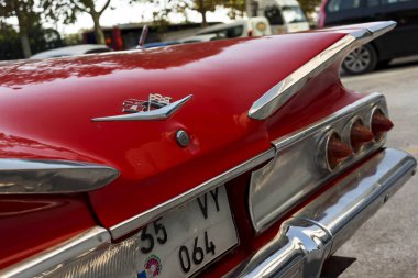 1960 model kırmızı bir Chevrolet Impala 'nın arka görüntüsü.