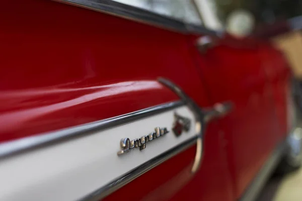 Primer plano de un logotipo de Chevrolet Impala — Foto de Stock