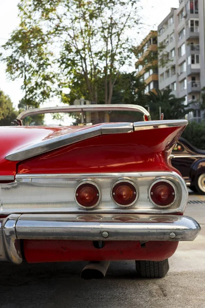 Hátsó nézet egy piros színű 1960-as Chevrolet Impala. — Stock Fotó
