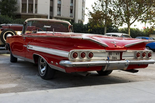 Vista trasera de un Chevrolet Impala de color rojo 1960 . —  Fotos de Stock