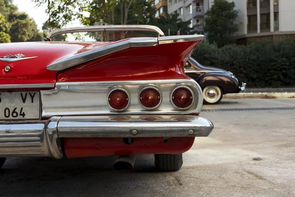 Hátsó nézet egy piros színű 1960-as Chevrolet Impala. — Stock Fotó