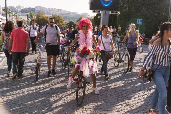 İzmir 'de balonlarla bisiklet süren insanlar var. — Stok fotoğraf
