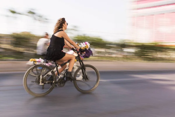 Frau auf einem Fahrrad mit Luftballons und ausgefallenen Sachen in Izmir und — Stockfoto