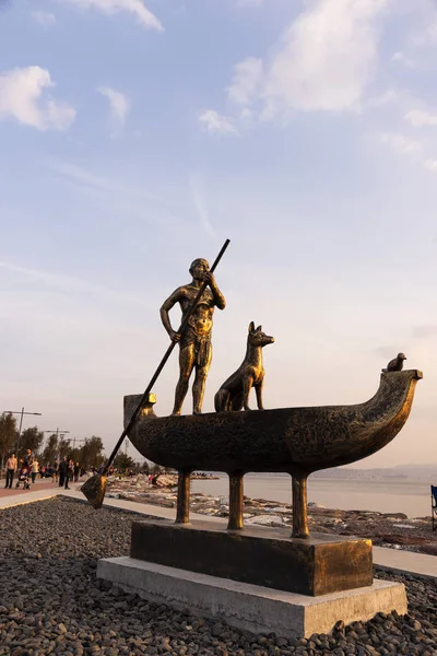 Estatua de un hombre montando un barco con un perro y una gaviota en Bostanli — Foto de Stock