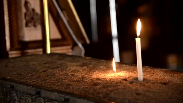 Zwei Brennende Kerzen Einer Kirche Auf Der Insel Chios — Stockvideo