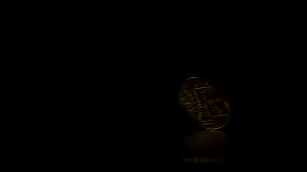 Nahaufnahme Rotierender Bitcoin Auf Schwarzem Hintergrund — Stockvideo